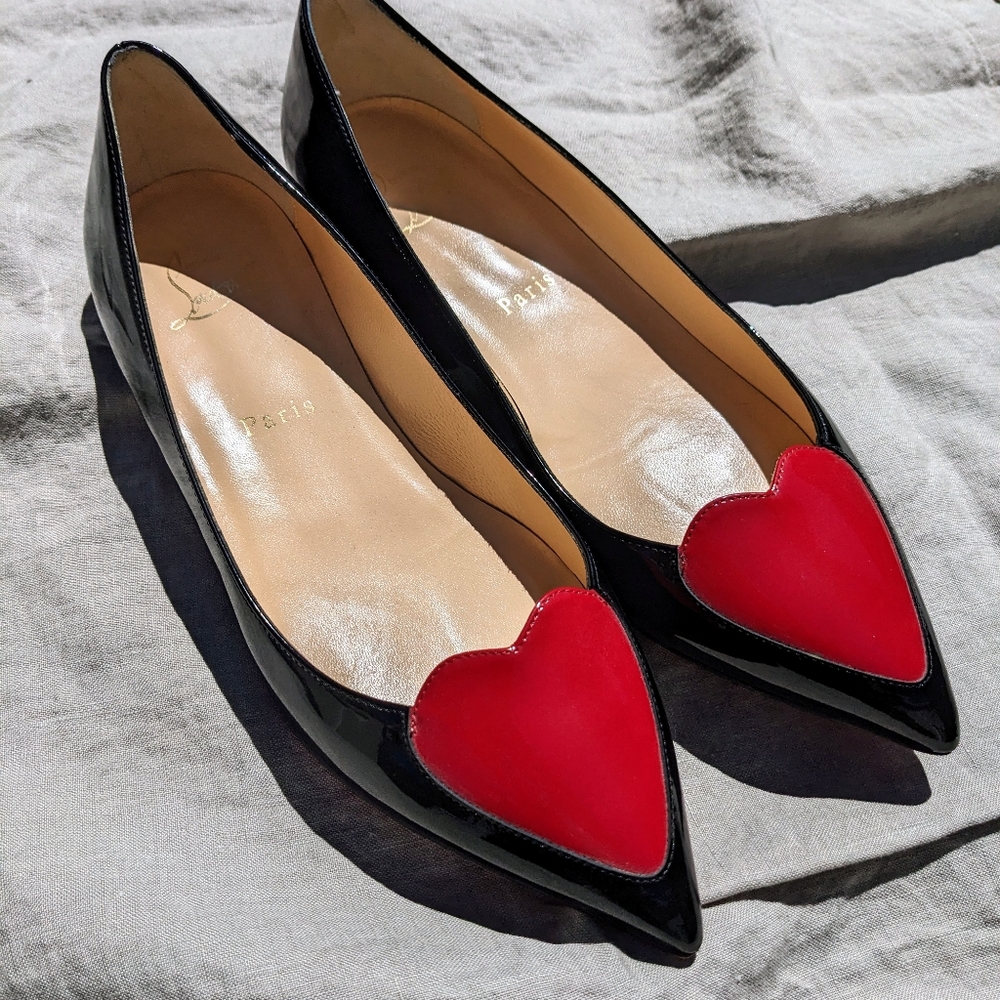 CHRISTIAN LOUBOUTIN Black patent leather flats with red hearts. Size 7.5 (37.5)
